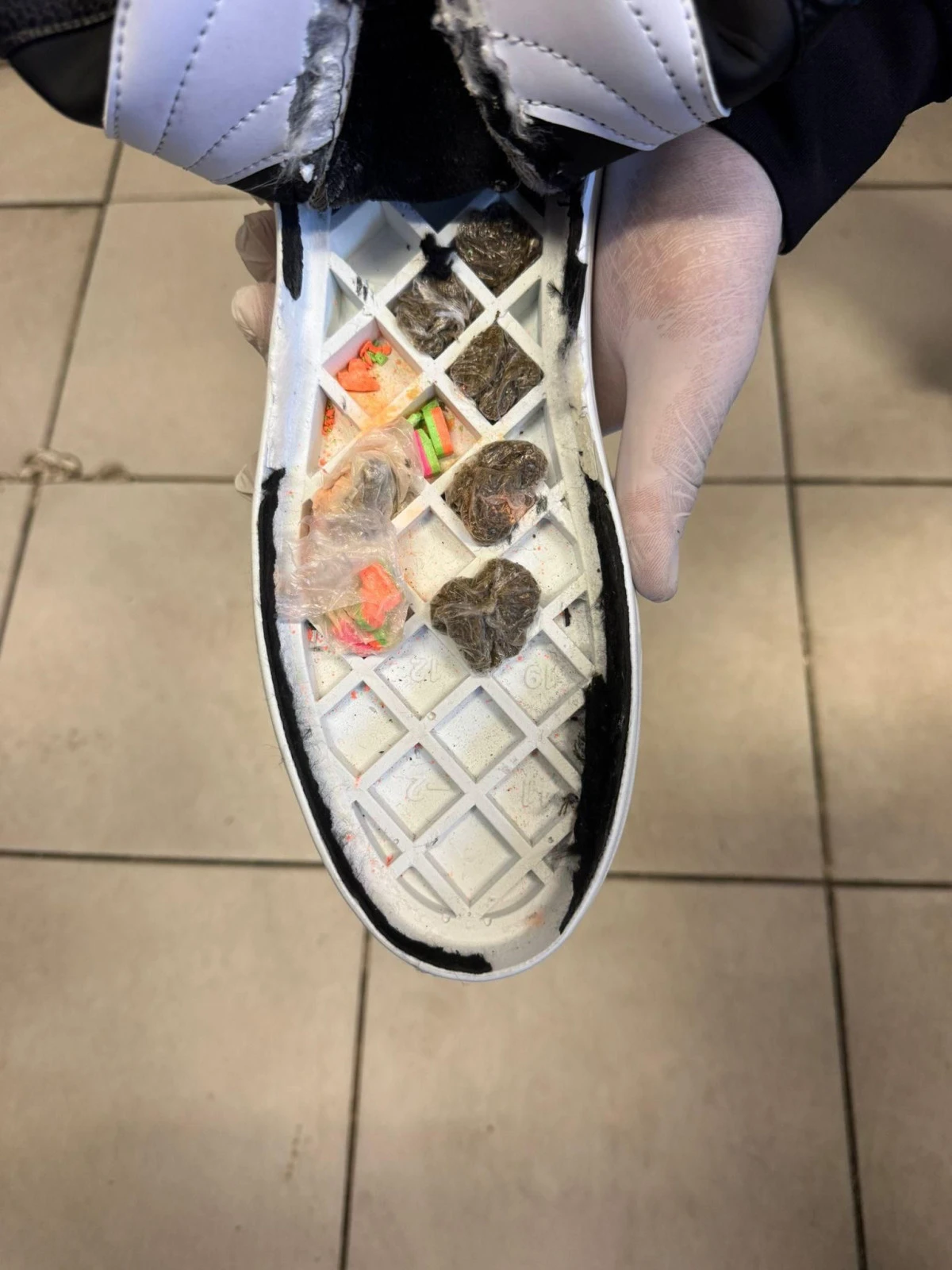 Ayakkabı Tabanına Gizlenen Uyuşturucu Ele Ge&ccedil;irildi