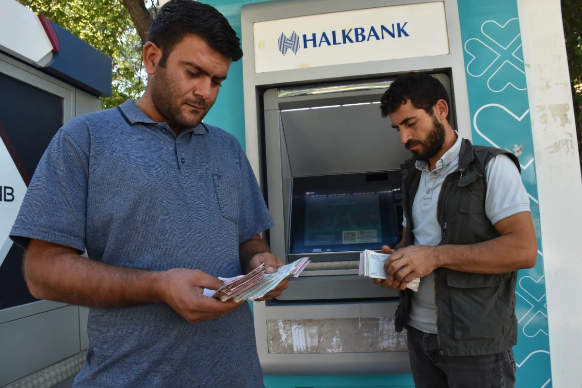 Bankamatikte buldukları paranın sahibini arıyorlar