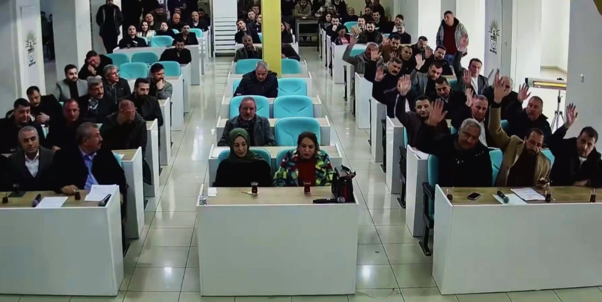 Başkan Bucak'tan YRP'li meclis &uuml;yelerine: "Gen&ccedil;lere harcanan b&uuml;t&ccedil;e israf değildir" 