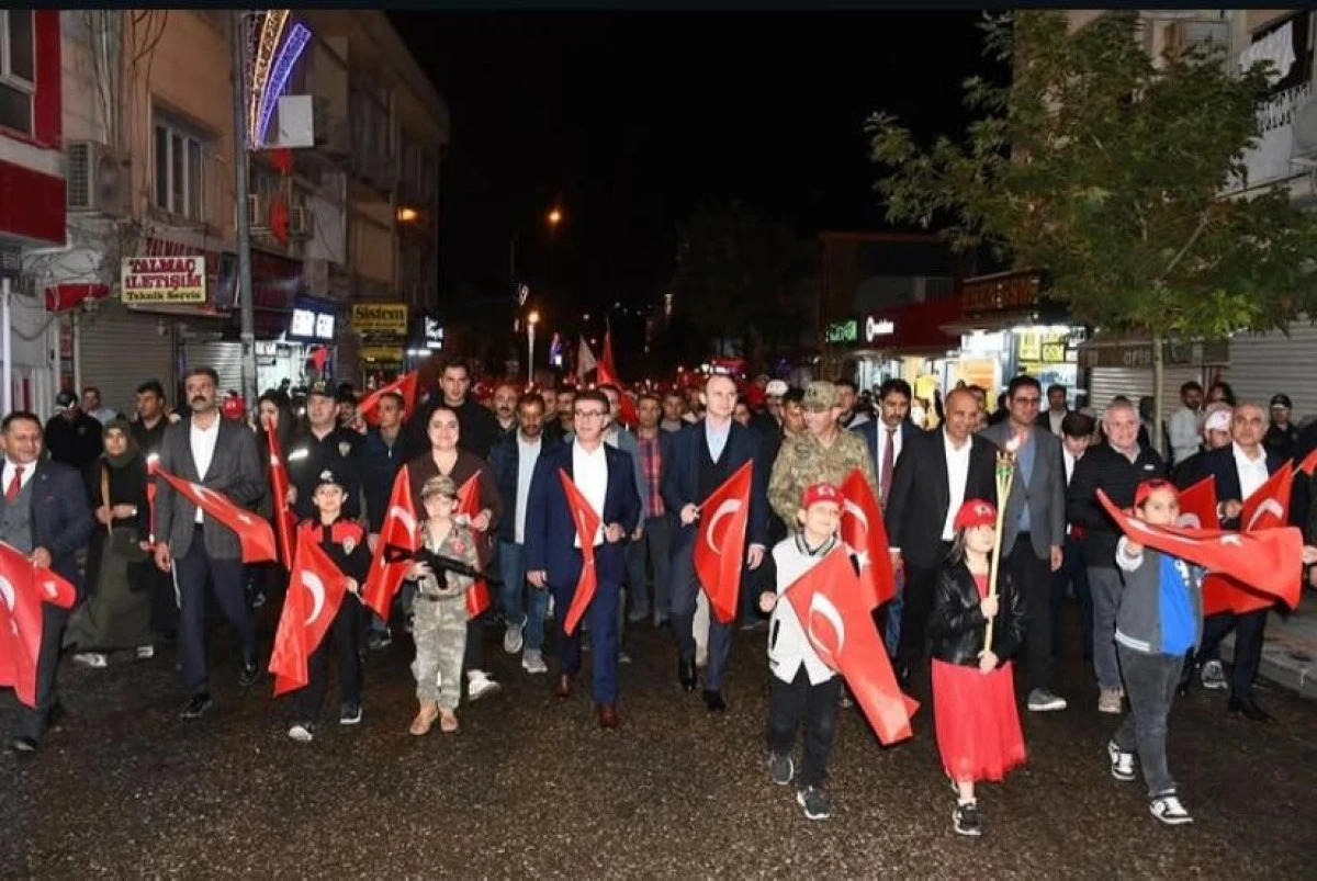 Cumhuriyet’in Işığı Siverek’i Aydınlattı… Kutlamalarda Fener Alayı