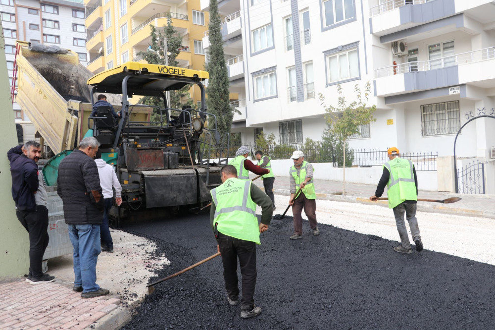 KARAKÖPRÜ’DE ASFALT YOL YENİLEME SEFERBERLİĞİ SÜRÜYOR