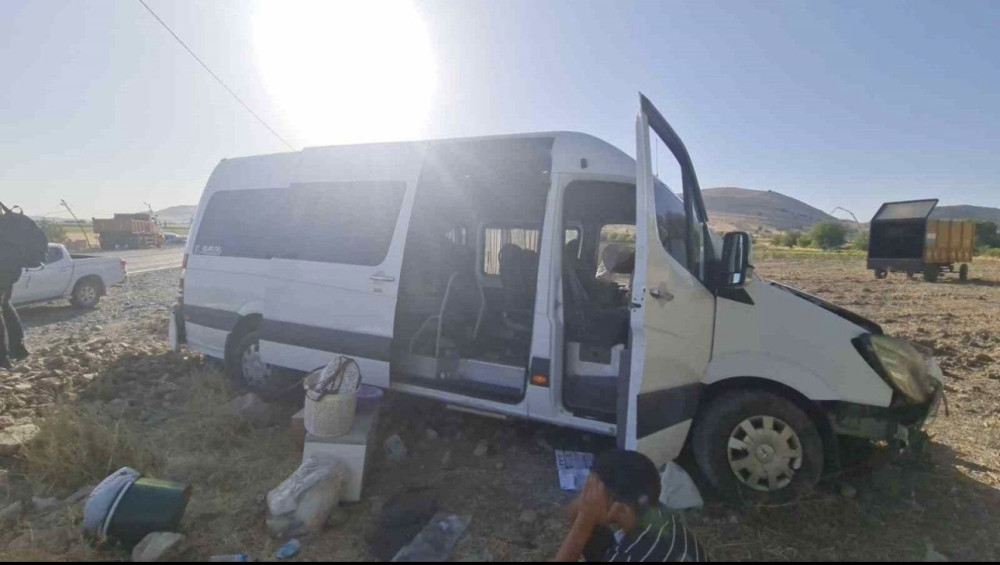 Minibüs ile traktör çarpıştı: 2’si ağır 20 yaralı