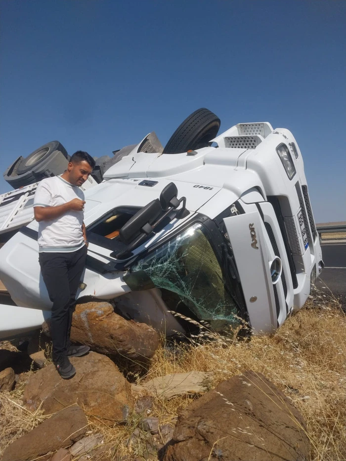 Mobilya y&uuml;kl&uuml; tır devrildi, s&uuml;r&uuml;c&uuml; hafif yaralandı