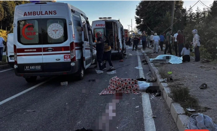 Şanlıurfalı fındık iş&ccedil;ilerini taşıyan ara&ccedil; kaza yaptı: 4 &ouml;l&uuml;, 8 yaralı
