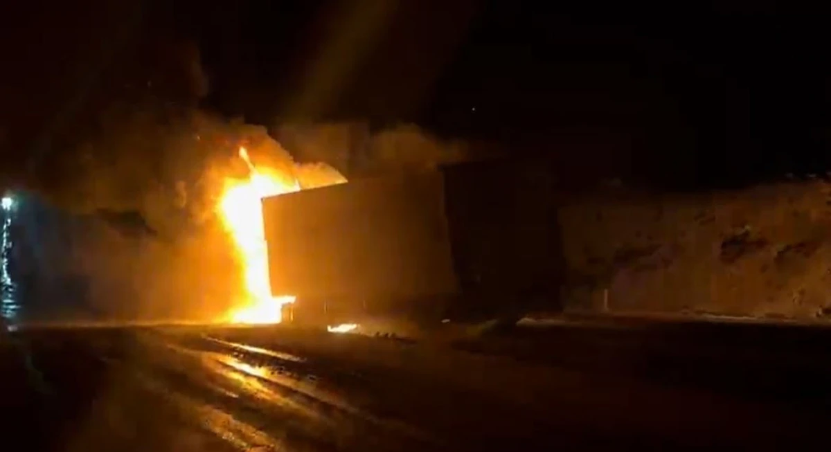 Seyir Halindeki Tır Alev Topuna D&ouml;nd&uuml;: S&uuml;r&uuml;c&uuml; Son Anda Kurtuldu