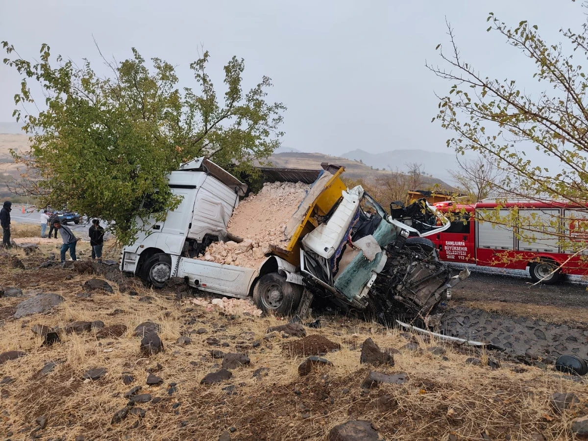 Siverek-Adıyaman Karayolunda 2 Kamyon Kafa Kafaya Çarpıştı: 1 ölü, 1 Ağır yaralı