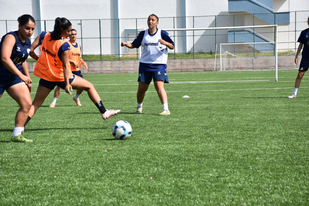 Siverek İdmanyurdu Kadın Futbol Takımı grup şampiyonu oldu  
