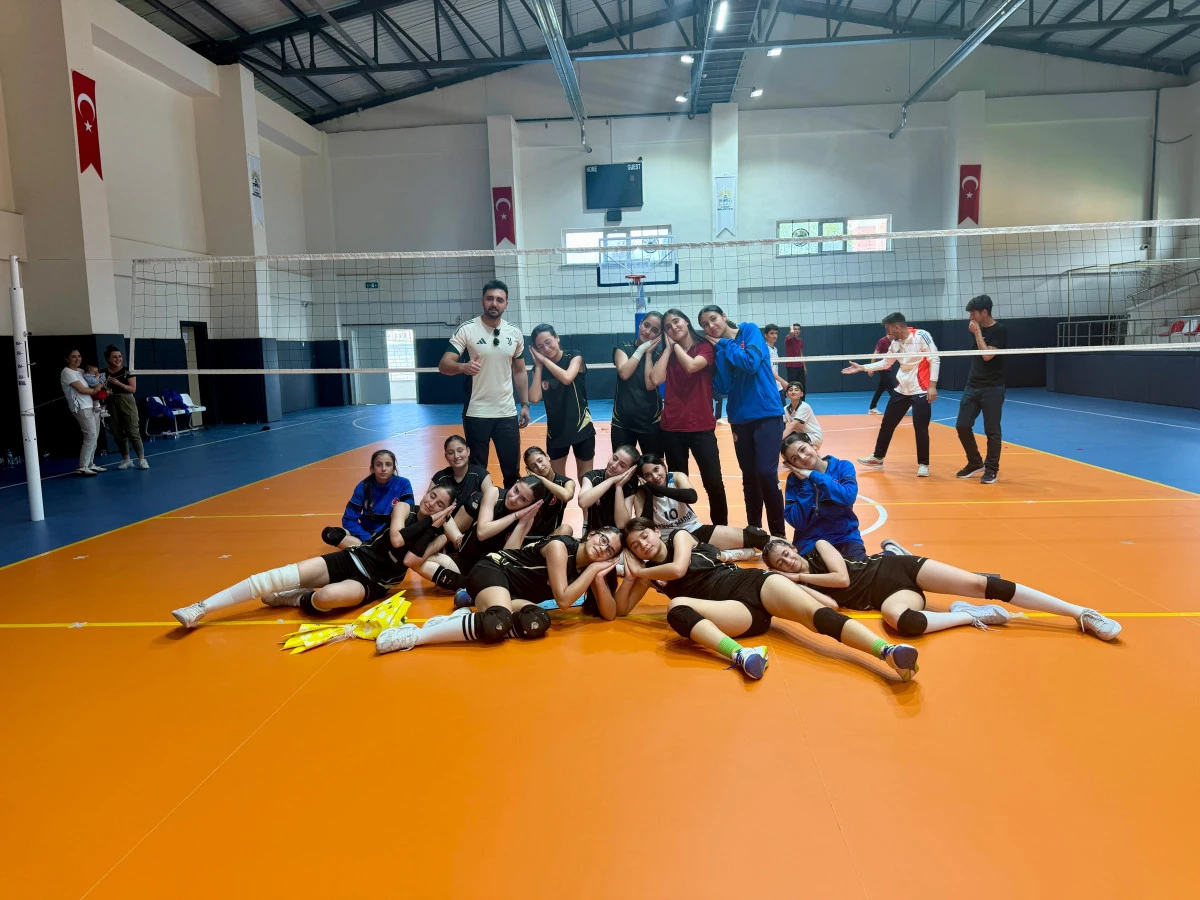 Siverek Spor Lisesi Kız Voleybol Takımı Şampiyon Oldu