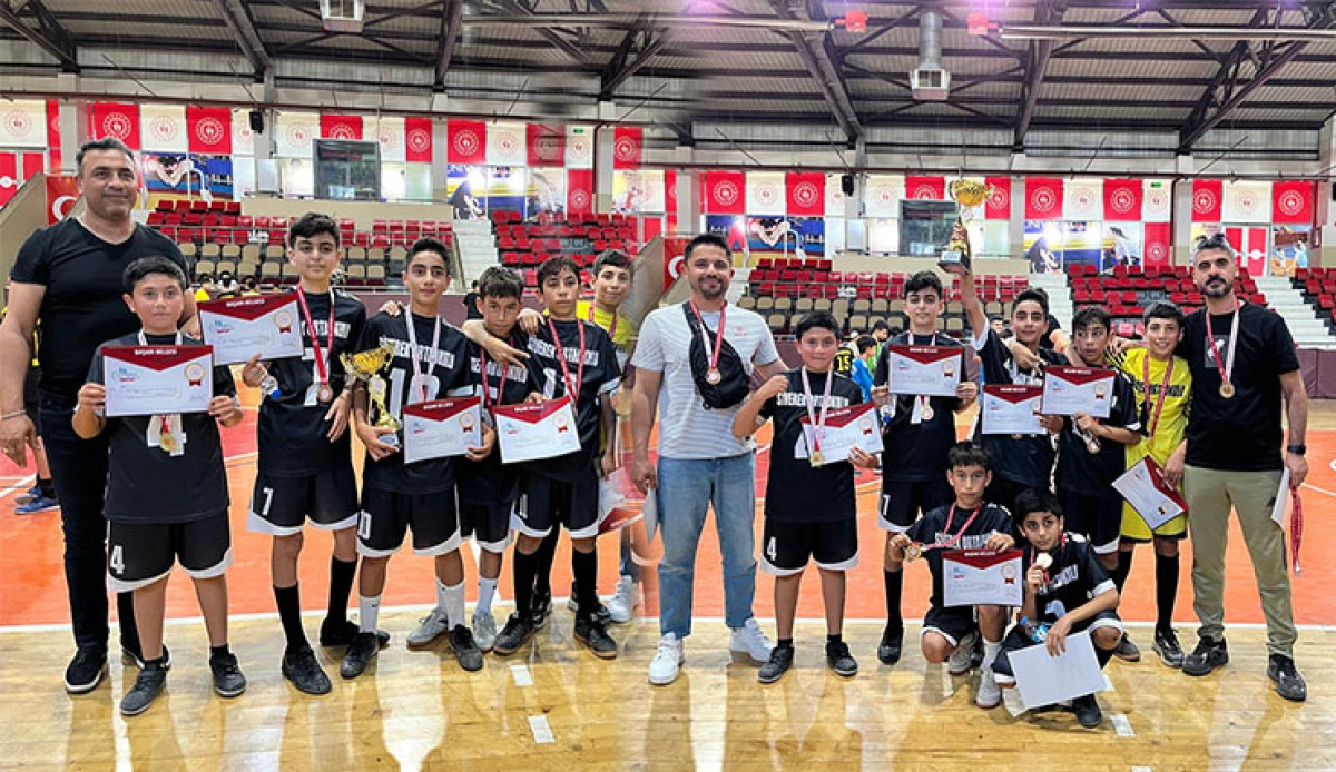 Siverekli minikler futsal turnuvasında il birincisi oldu