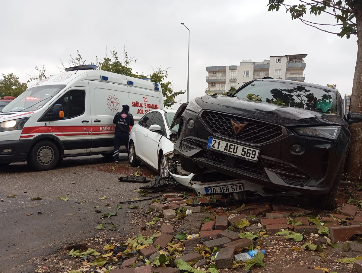 Siverek'te 2 otomobil çarpıştı: 2 yaralı