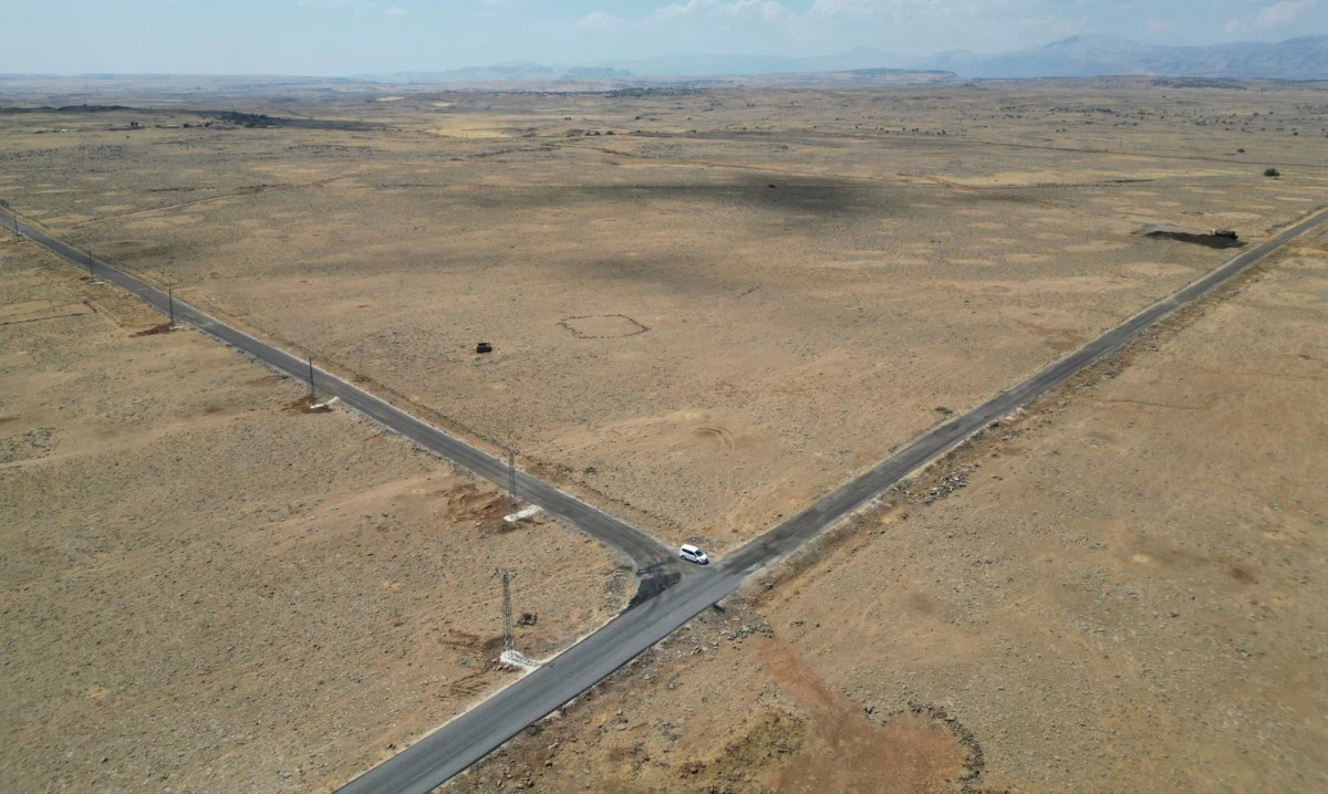 SİVEREK&rsquo;TE 5 KİLOMETRELİK YOL SATHİ ASFALTLA YENİLENDİ