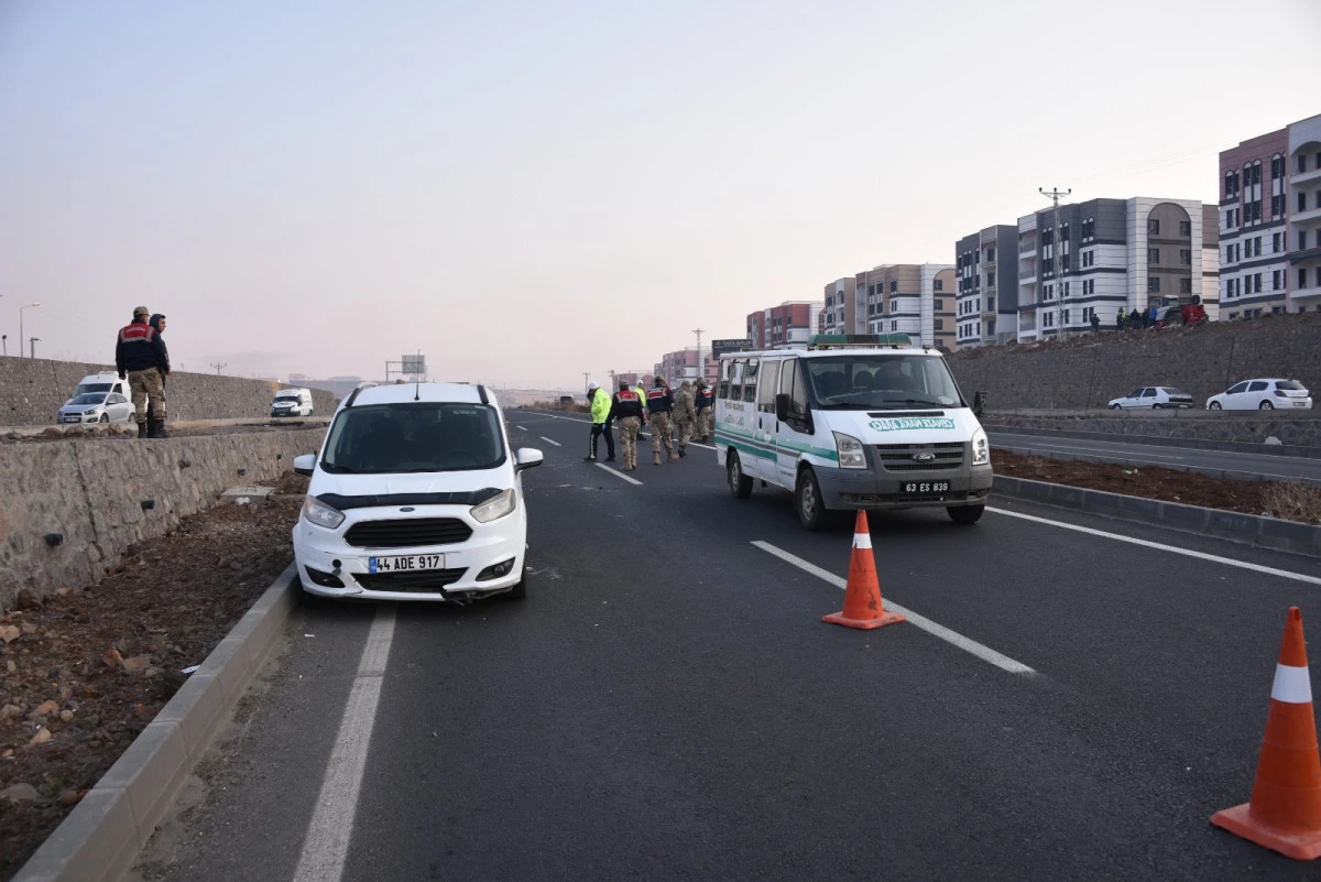 Siverek&rsquo;te Feci Kaza; Yolun Karşısına Ge&ccedil;erken 2 Arabanın &Ccedil;arpmasıyla Canından Oldu 