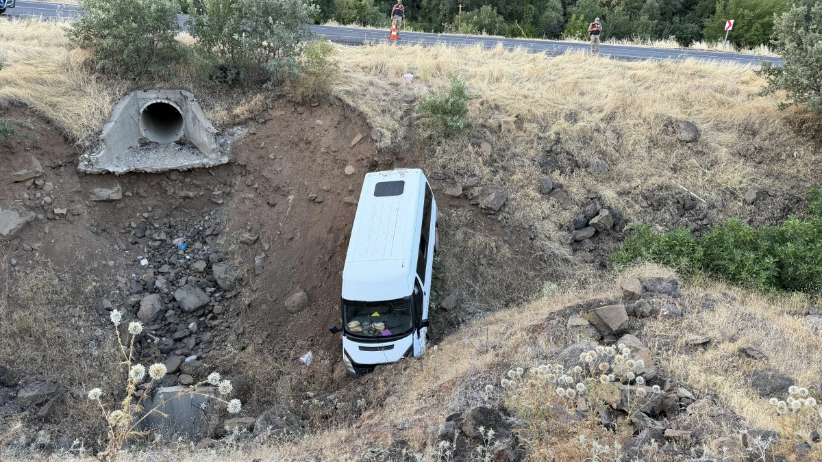 Siverek&rsquo;te iş&ccedil;i minib&uuml;s&uuml; şarampole devrildi: 4 yaralı