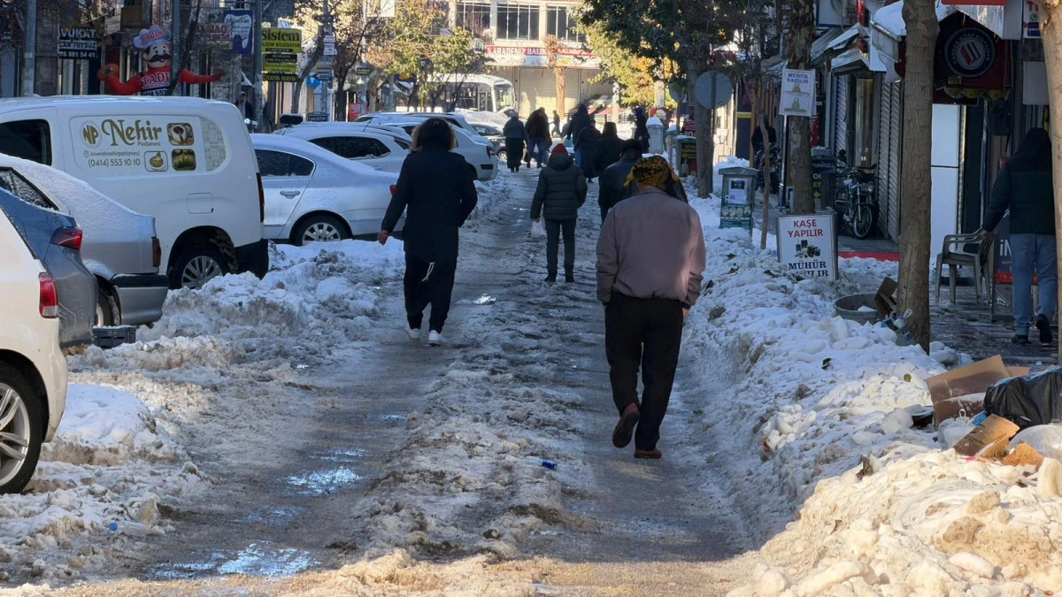 Siverek&rsquo;te Kar Esareti S&uuml;r&uuml;yor: G&uuml;neş A&ccedil;tı Ama Buz ve Kar Hayatı Durdurdu