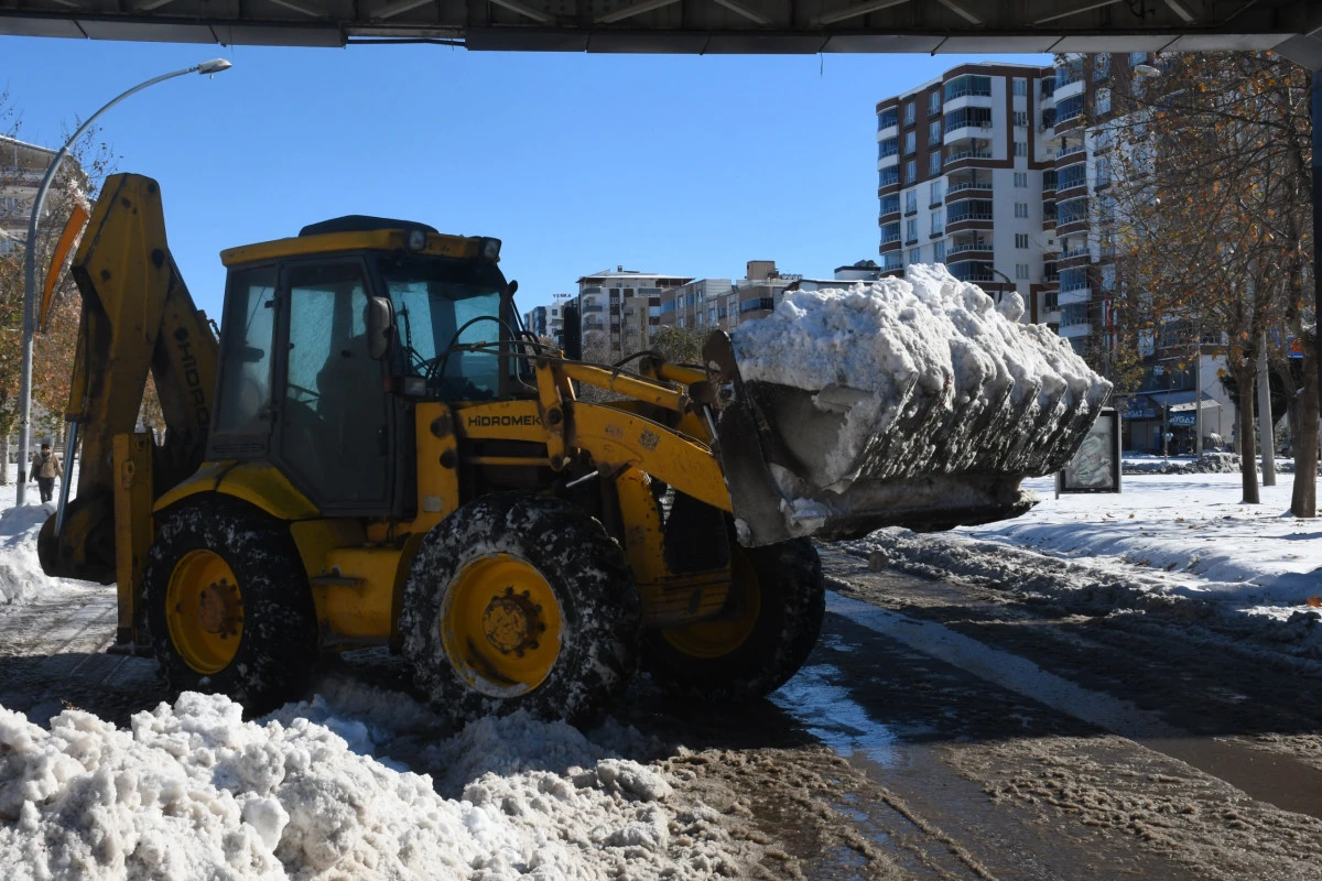 Siverek&rsquo;te Kar K&uuml;tleleri Kamyonlarla Şehir Dışına Taşınıyor
