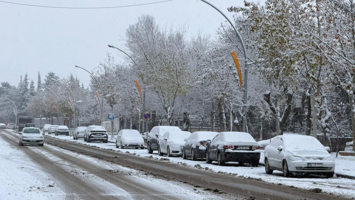 Siverek&rsquo;te kar yağışı hayatı olumsuz etkiledi, eğitime bir g&uuml;n ara verildi