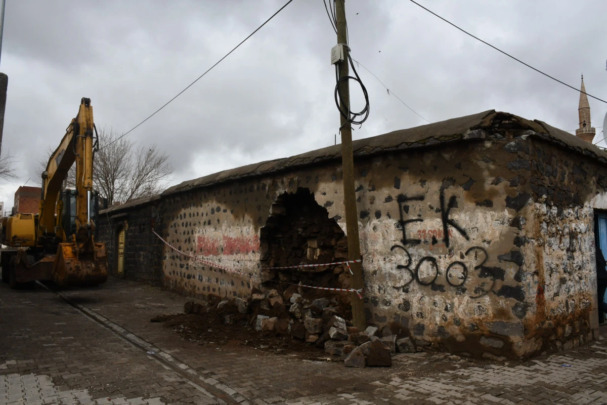 Siverek&rsquo;te Metruk Evlerin Yıkımı S&uuml;r&uuml;yor
