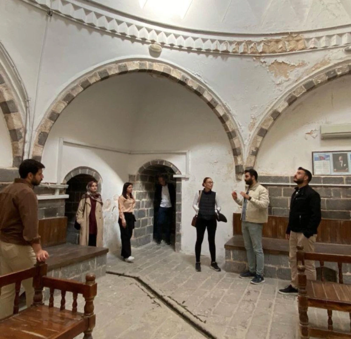 Siverek’te Mimarlık Haftası Etkinliği: Kentin Tarihi Yapıları Keşfedildi