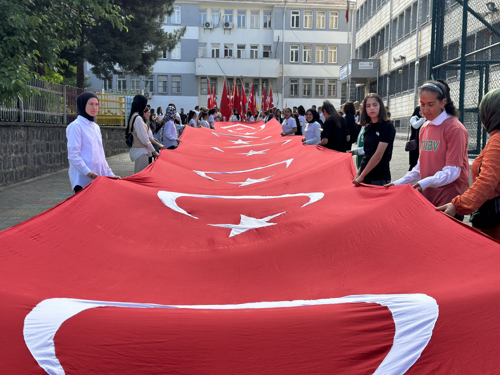 Siverek’te öğrenciler dev Türk Bayrağıyla şehir turu attı