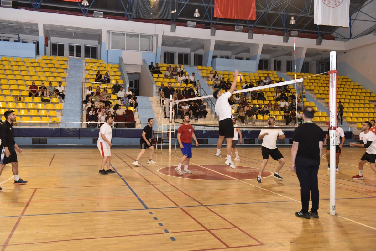 Siverek'te okullar arası voleybol turnuvası s&uuml;r&uuml;yor