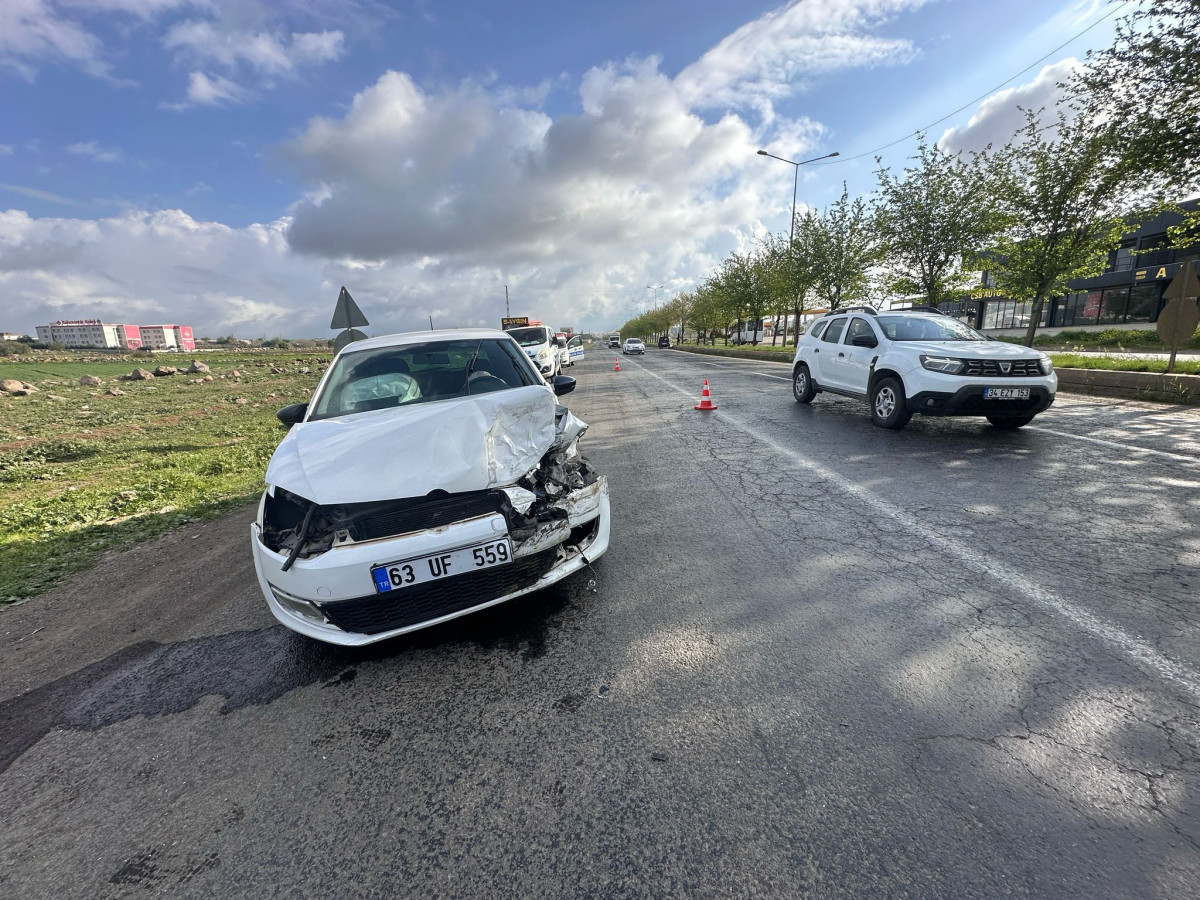 Siverek'te otomobil, hafif ticari araca çarptı: 1 yaralı  