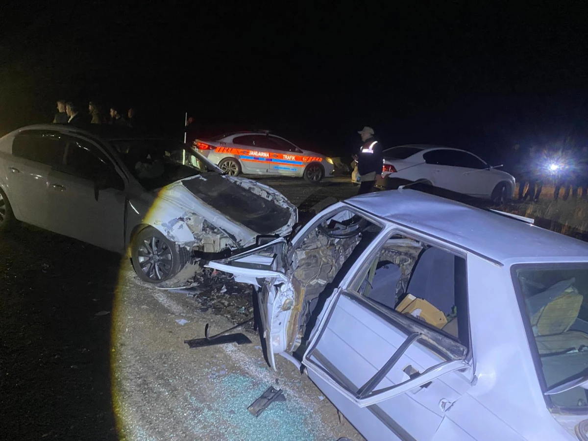 Siverek&rsquo;te otomobiller kafa kafaya &ccedil;arpıştı: 2&rsquo;si ağır 7 yaralı