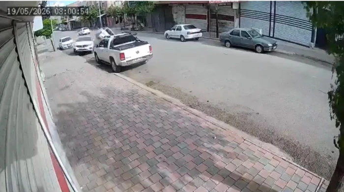 Siverek&rsquo;te Park Halindeki Araca &Ccedil;arpan Otomobil Yan Yattı
