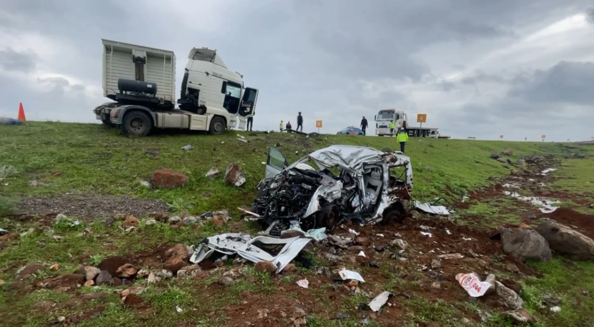 Siverek&rsquo;te tır ile hafif ticaret aracı &ccedil;arpıştı: 2 &ouml;l&uuml;, 1 yaralı