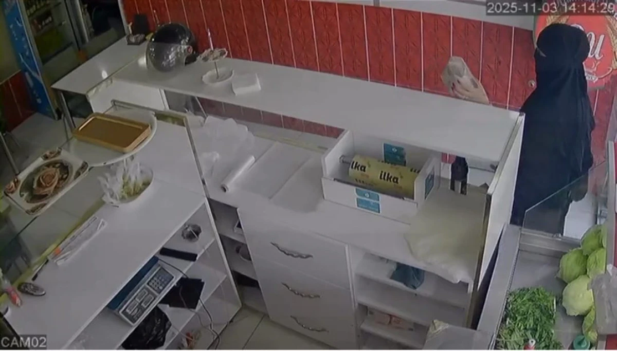 Vicdansız hırsız kamerada! Sadaka kutusunu peçeyle gizleyip çaldı