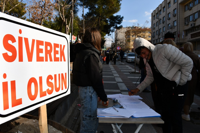 Siverekliler il olmak için 7'den 70'e herkes imza atıyor