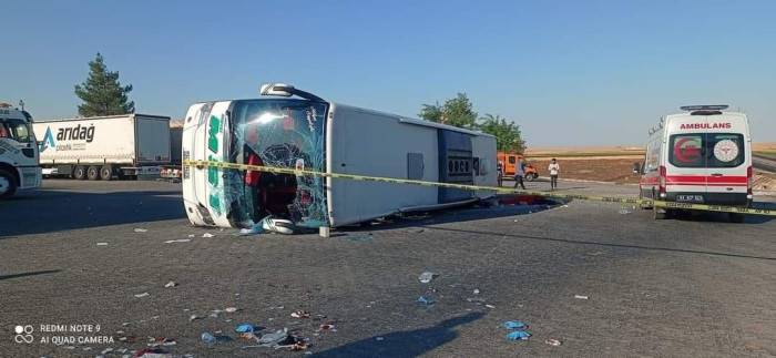 iranşehir'de otobüs otomobille çarpıştı, kazada 2 Ölü, 25 Yaralı