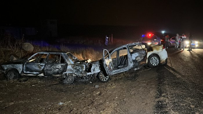 Siverek’te kaza yapan otomobiller alev topuna döndü: 1 yaralı 
