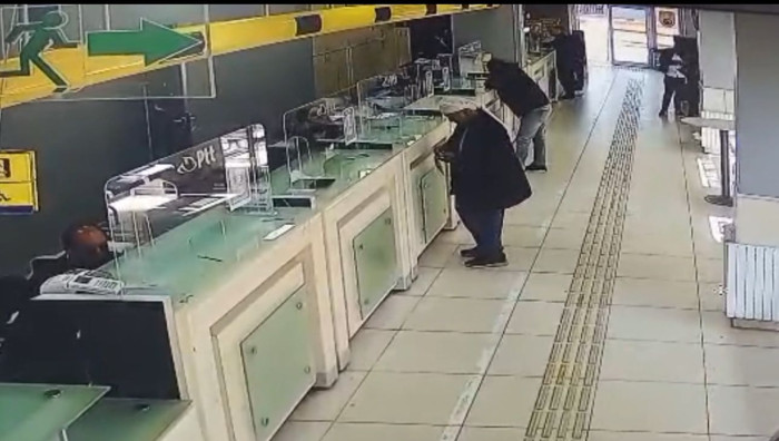 Siverek’te Duyarlı Vatandaşlar Yerde Buldukları 1250 Doları Yetkililere Teslim Etti 