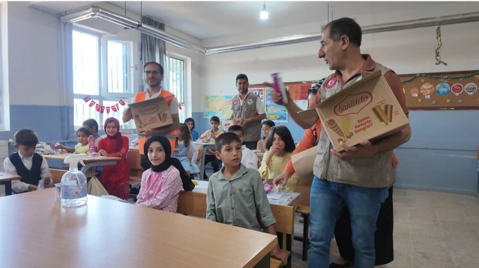 Siverek'te Öğrencilere Karne Gününde Dondurma ve Kek İkram Edildi